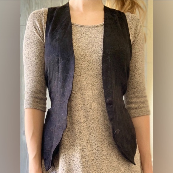 Black vest with silk floral details - Picture 3 of 7